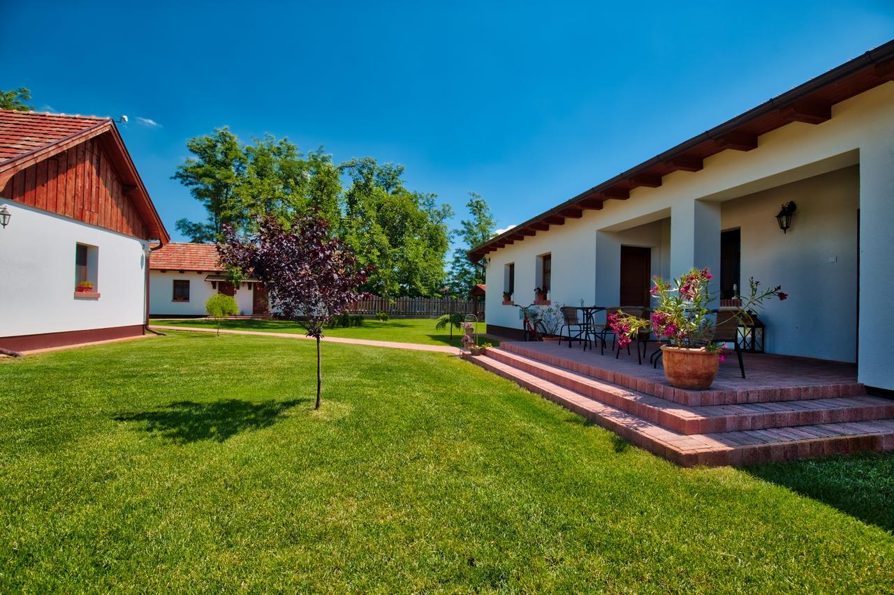 Tóth Vendégház és Apartmanház Újfehértó Exterior foto